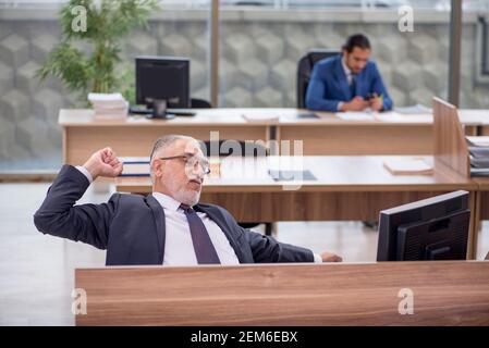 Zwei Geschäftsleute im Büro sitzen Stockfoto