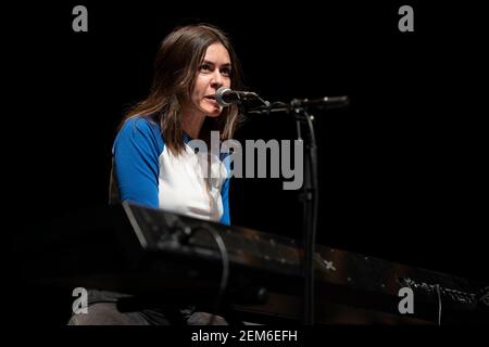 Madrid, Spanien. Februar 2021, 24th. Die Künstlerin Maika Makovski tritt während der Präsentation ihrer neuen Arbeit "MKMK" auf dem Internationalen Festival der Theater für sakrale Kunst in Madrid auf. Kredit: SOPA Images Limited/Alamy Live Nachrichten Stockfoto