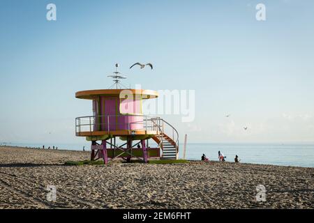 Einer der ikonischen retro futuristischen Rettungsschwimmer Türme in South Beach, Miami, Florida Stockfoto