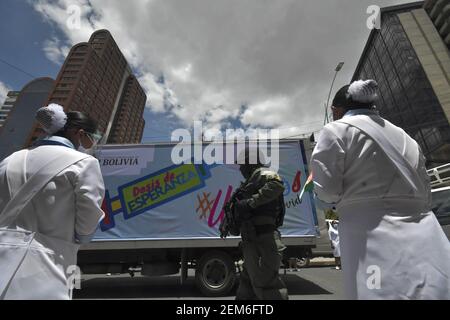 La Paz, La Paz, Bolivien. Februar 2021, 24th. Die ersten Impfstoffe der chinesischen Firma Sinopharm kamen heute, am 24. Februar 2021. Nach der ersten Charge russischer Sputnik V-Impfstoffe importierte die bolivianische Regierung eine Charge von 132.633 chinesischen Impfstoffen. Damit können in La Paz 65.987 Menschen geimpft werden.Â rund 20.472 Menschen aus dem Gesundheitssektor werden in der Abteilung mit den Impfstoffen des chinesischen Sinopharm-Labors geimpft.Â Es gibt auch 41.148 Dosen für Nierenpatienten, Krebs und andere Grunderkrankungen (Bild: © Christian LombardiZUMA Wire) Stockfoto