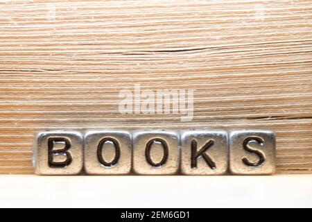 Detailansicht der in geschriebenen Wortbücher Silberne Metallic-Perlen vor den Seiten eines Taschenbuchs Buchen Stockfoto