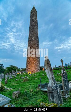 Ardmore, Irland. 11th Mai 2016. Das St. Declan-Kloster, dessen wichtigste Denkmäler der 30m hohe Rundturm und die dachlose Kathedrale sind. Stockfoto