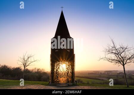 Brüssel. Februar 2021, 24th. Das Foto vom 24. Februar 2021 zeigt eine "Durchgangskirche", ein ortsspezifisches Werk mit dem Titel "Lesungen zwischen den Linien" außerhalb der Stadt Borgloon, Belgien. Das 10 vom belgischen Architekten-Duo Gijs Van Vaerenbergh fertiggestellte Projekt ist 100 Meter hoch und besteht aus 2000 Schichten und 2011 Stahlsäulen. Quelle: Zhang Cheng/Xinhua/Alamy Live News Stockfoto