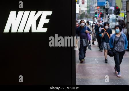 Hongkong, China. Februar 2021, 24th. Fußgänger gehen an der amerikanischen multinationalen Sportbekleidungsmarke, dem Nike Store und seinem Logo in Hongkong vorbei. Kredit: SOPA Images Limited/Alamy Live Nachrichten Stockfoto