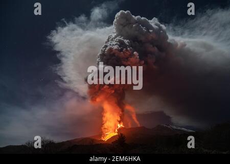 Catania Sizilien, Italien - 24/25. Februar 2021. Der Lavafontäne erreichte vom Kraterrand aus eine Höhe von etwa 500 m, die Eruptionssäule dehnt sich über mehrere Kilometer vertikal aus. Kredit: Wead/Alamy Live Nachrichten Stockfoto