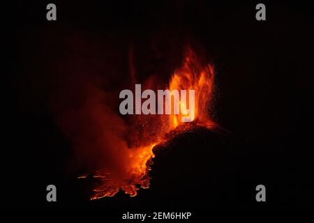 Catania Sizilien, Italien - 24/25. Februar 2021. Der Lavafontäne erreichte vom Kraterrand aus eine Höhe von etwa 500 m, die Eruptionssäule dehnt sich über mehrere Kilometer vertikal aus. Kredit: Wead/Alamy Live Nachrichten Stockfoto