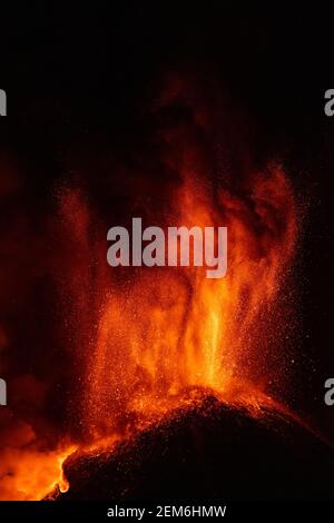 Catania Sizilien, Italien - 24/25. Februar 2021. Der Lavafontäne erreichte vom Kraterrand aus eine Höhe von etwa 500 m, die Eruptionssäule dehnt sich über mehrere Kilometer vertikal aus. Kredit: Wead/Alamy Live Nachrichten Stockfoto