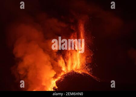 Catania Sizilien, Italien - 24/25. Februar 2021. Der Lavafontäne erreichte vom Kraterrand aus eine Höhe von etwa 500 m, die Eruptionssäule dehnt sich über mehrere Kilometer vertikal aus. Kredit: Wead/Alamy Live Nachrichten Stockfoto