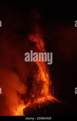 Catania Sizilien, Italien - 24/25. Februar 2021. Der Lavafontäne erreichte die Höhe von etwa 500 m vom Kraterrand, die Eruptionssäule dehnt sich vertikal über mehrere Kilometer aus Quelle: Wead/Alamy Live News Stockfoto