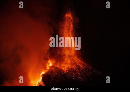 Catania Sizilien, Italien - 24/25. Februar 2021. Der Lavafontäne erreichte vom Kraterrand aus eine Höhe von etwa 500 m, die Eruptionssäule dehnt sich über mehrere Kilometer vertikal aus. Kredit: Wead/Alamy Live Nachrichten Stockfoto