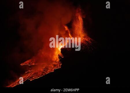 Catania Sizilien, Italien - 24/25. Februar 2021. Der Lavafontäne erreichte vom Kraterrand aus eine Höhe von etwa 500 m, die Eruptionssäule dehnt sich über mehrere Kilometer vertikal aus. Kredit: Wead/Alamy Live Nachrichten Stockfoto