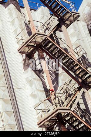 EWorker steht auf der Treppe in der Zementfabrik, Venezuela Stockfoto