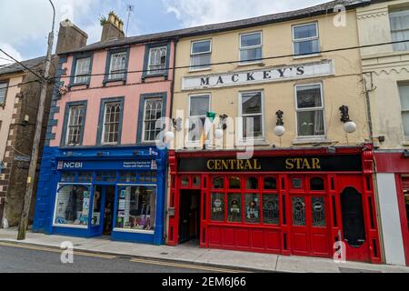 Youghal, Irland. 12th Mai 2016. Schaufensterfronten im Zentrum von Youghal, County Cork, Irland. Stockfoto