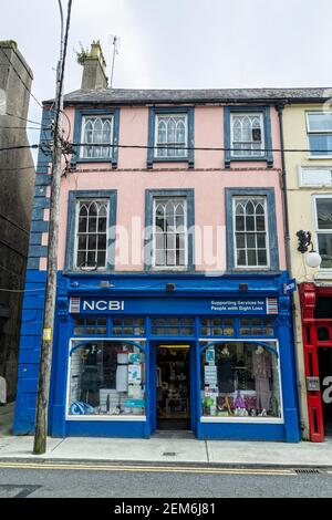 Youghal, Irland. 12th Mai 2016. Schaufensterfronten im Zentrum von Youghal, County Cork, Irland. Stockfoto