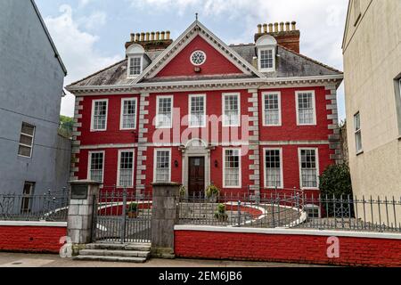 Youghal, Irland. 12th Mai 2016. Rotes Haus im Zentrum von Youghal, County Cork, Irland. Stockfoto