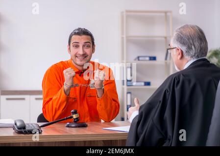 Alte Richter Treffen mit jungen Gefangenen im Gerichtsgebäude Stockfoto