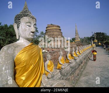 Asien, Thailand, Ayutthaya, Wat Yai Chai Mongkhon, Buddhistischer Tempel, Reihe von Stein Buddha-Statuen Stockfoto