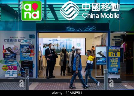 Hongkong, China. Januar 2021, 22nd. Fußgänger gehen vorbei an chinesischen staatlichen Telekommunikationsunternehmen, China Mobile Store in Hongkong. Kredit: Miguel Candela/SOPA Images/ZUMA Wire/Alamy Live Nachrichten Stockfoto