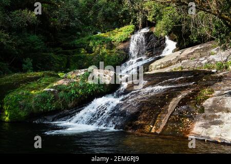Wasserströmung fließt um Felsformationen des schönen Ipiranguinha Wasserfall bilden einen natürlichen Pool direkt unterhalb in Serra do Mar Wald. Stockfoto