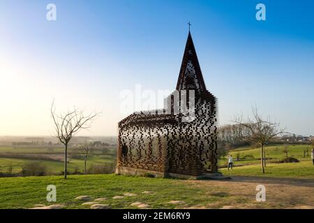 Peking, China. Februar 2021, 24th. Das Foto vom 24. Februar 2021 zeigt eine "Durchgangskirche", ein ortsspezifisches Werk mit dem Titel "Lesungen zwischen den Linien" außerhalb der Stadt Borgloon, Belgien. Das 10 vom belgischen Architekten-Duo Gijs Van Vaerenbergh fertiggestellte Projekt ist 100 Meter hoch und besteht aus 2000 Schichten und 2011 Stahlsäulen. Quelle: Zhang Cheng/Xinhua/Alamy Live News Stockfoto