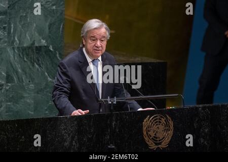 (210225) -- PEKING, 25. Februar 2021 (Xinhua) -- UN-Generalsekretär Antonio Guterres informiert die Generalversammlung über den Aufruf zum Handeln für Menschenrechte am UN-Hauptquartier in New York am 24. Februar 2021. Guterres sagte am Mittwoch, dass die Menschenrechte nicht nur wenigen Privilegierten zur Verfügung stehen dürfen und dass gemeinsame Anstrengungen unternommen werden müssen, um sie zu erreichen. (Eskinder Debebe/UN Photo/Handout via Xinhua) Stockfoto