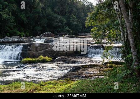 Paraibuna Fluss kristallklares Wasser fließt um Felsformationen am Anfang des Wanderweges des Flusses in der Mitte des Sea Ridge. Stockfoto