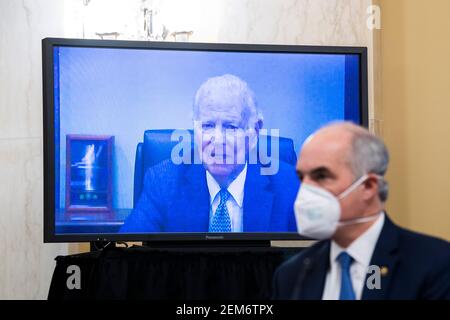 Washington, DC. Februar 2021, 24th. Der ehemalige US-Außenminister James Baker, der am Monitor ist, macht im Namen von William Burns, dem Nominierten für den Direktor der Central Intelligence Agency, während seiner Bestätigungsverhandlung des Senate Select Intelligence Committee im Russell Senate Office Building auf dem Capitol Hill in Washington, DC, am Mittwoch, dem 24. Februar 2021, Bemerkungen. US-Senator Bob Casey, Jr. (Demokrat von Pennsylvania), erscheint auf der rechten Seite. Quelle: Tom Williams/Pool via CNP Quelle: dpa/Alamy Live News Stockfoto