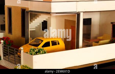 Nahaufnahme des Miniatur-Architekturmodells des Wohnhauses mit Auto Stockfoto