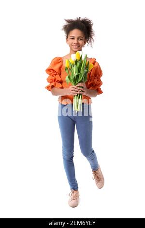 Afroamerikanische Teenager-Mädchen mit Frühlingsblumen auf weißem Hintergrund Stockfoto