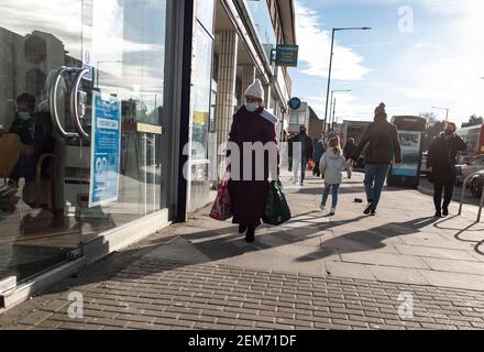 London, Großbritannien. Februar 2021, 23rd. Eine allgemeine Straßenszene von Menschen im Norden Londons, Großbritannien am 23. Februar 2021. Premierminister Boris Johnson enthüllt Plan zur Beendigung der Beschränkungen Englands. Ein neuer vier-Schritte-Plan zur Lockerung der englischen Sperre könnte bis zum 21. Juni alle gesetzlichen Grenzen für soziale Kontakte aufgehoben werden, wenn strenge Bedingungen erfüllt werden. Quelle: May James/ZUMA Wire/Alamy Live News Stockfoto