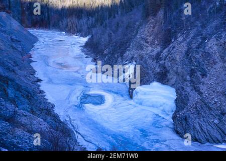 Der Schnee schmolz im Fluss. Denali National Park, Alaska, USA März 2016. Stockfoto