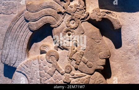 Bas Reliefschnitzerei in einem Grabstein eines maya-Herrscherkönigs in Mexiko-Stadt, Mexiko. Konzentrieren Sie sich auf Nase und Lippen. Stockfoto