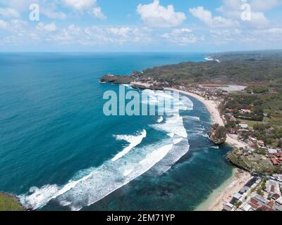 Luftaufnahme des schönen Strandes in Gunung Kidul, Indonesien bei Tageslicht. Stockfoto