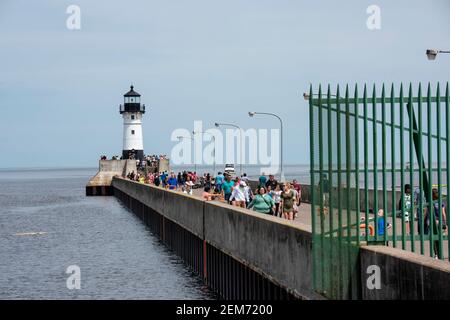 Duluth, Minnesota. Einheimische und Touristen besuchen den Duluth North Pier Leuchtturm an einem schönen sonnigen Tag. Stockfoto