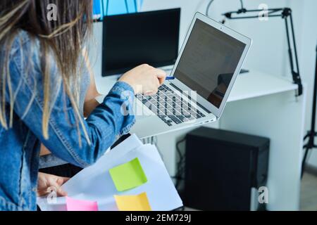 Zwei junge schöne Geschäftsfrauen im Gespräch, die sich bei der Arbeit austauschen Stockfoto