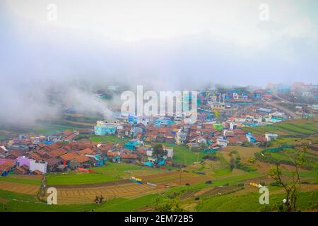 Poombarai Village Blick Über Die Nebelwolken. Schönes Dorf Poombarai in der Nähe von Kodaikanal, Tamilnadu, Indien Stockfoto