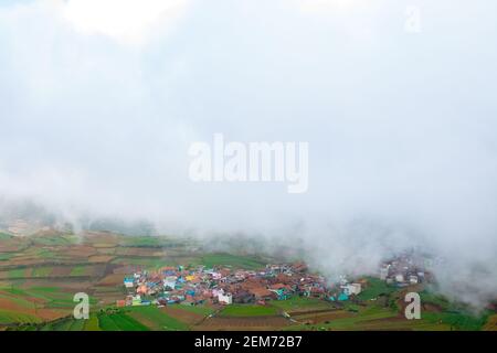 Poombarai Village Blick Über Die Nebelwolken. Schönes Dorf Poombarai in der Nähe von Kodaikanal, Tamilnadu, Indien Stockfoto