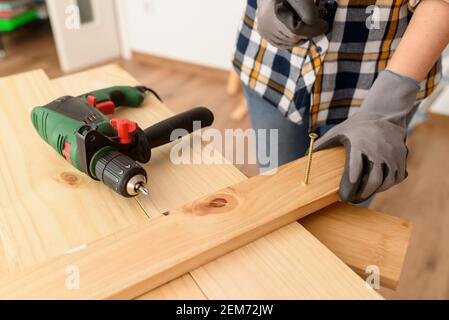 Nahaufnahme eines Bohrers auf einer Werkbank. Hochwertige Fotos. Stockfoto