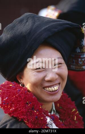 asien, Thailand, Goldenes Dreieck, Chiang Mai, Porträt einer lächelnden Yao Hill Tribe Dame in traditioneller Tracht Stockfoto