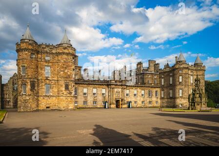 8. Juli 2018: Palace of Holyroodhouse am Fuße der königlichen Meilen in Edinburgh, schottland, großbritannien. Es ist die offizielle Residenz des britischen Monarchen in Stockfoto