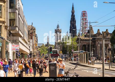 6. Juli 2018: Princes Street, die wichtigsten Durchgangsstraßen und Haupteinkaufsstraße im Zentrum von Edinburgh, Schottland, großbritannien. Es erstreckt sich etwa 1,2 km von Loth Stockfoto