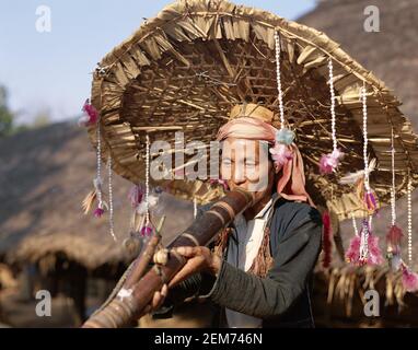 Asien, Thailand, Golden Triangle, Chiang Rai, Meo Hill Tribe man Rauchen traditionelle Bambuspfeife Stockfoto