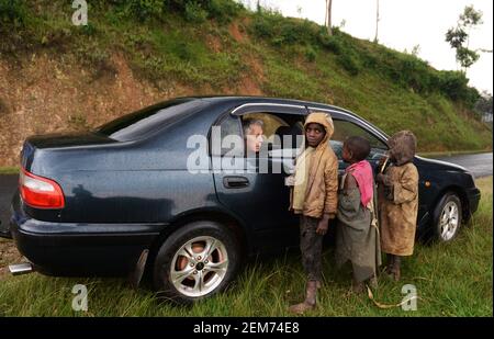 Ruandische Kinder, die neugierig auf einen europäischen Ausländer sind. Stockfoto