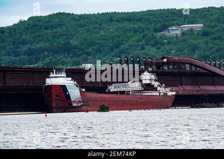 Duluth, Minnesota. Frachter nimmt eine Ladung Erz Pellets an den CN Docks im Hafen von Duluth. Stockfoto