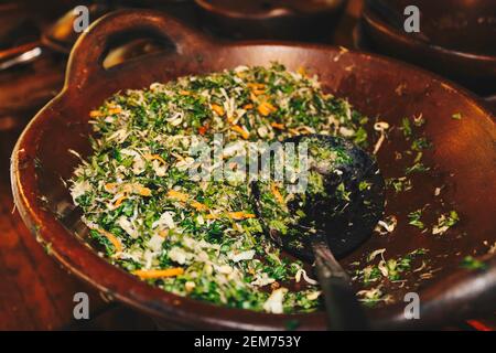 Trancam, ein traditionelles Essen aus Zentral-Java, Indonesien. Aus Gemüse, gemischt mit geriebener Kokosnuss. Stockfoto