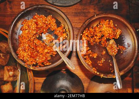 Sambal Bawang oder würzige Zwiebelsoße mit Zutaten, Zwiebeln, roten Chilischoten, Knoblauch und Salz. Stockfoto