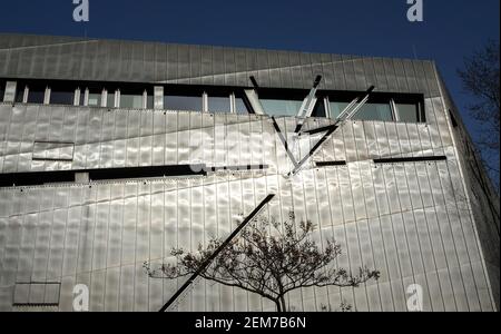 Berlin, Deutschland. Februar 2021, 23rd. Blick auf die markante façade des Jüdischen Museums, erbaut nach den Plänen von Daniel Libeskind in der Lindenstraße in Kreuzberg. Das Zickzack-Gebäude besteht aus Titan-Zink, unterirdischen Achsen und schrägen Wänden. Das Museum ist ein Ort des Dialogs und der Reflexion über jüdische Geschichte und Gegenwart in Deutschland. 2020 wurde eine neue Dauerausstellung eröffnet, die 1700 2021 Jahre jüdisches Leben in Deutschland feiert. Quelle: Jens Kalaene/dpa-Zentralbild/ZB/dpa/Alamy Live News Stockfoto