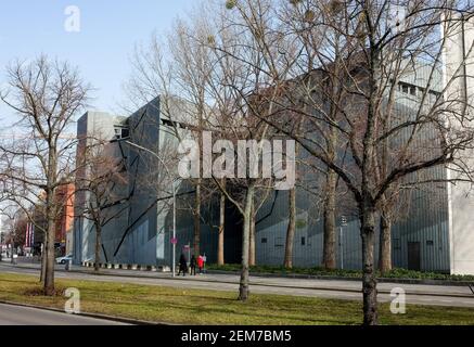 Berlin, Deutschland. Februar 2021, 23rd. Blick auf die markante façade des Jüdischen Museums, erbaut nach den Plänen von Daniel Libeskind in der Lindenstraße in Kreuzberg. Das Zickzack-Gebäude besteht aus Titan-Zink, unterirdischen Achsen und schrägen Wänden. Das Museum ist ein Ort des Dialogs und der Reflexion über jüdische Geschichte und Gegenwart in Deutschland. 2020 wurde eine neue Dauerausstellung eröffnet, die 1700 2021 Jahre jüdisches Leben in Deutschland feiert. Quelle: Jens Kalaene/dpa-Zentralbild/ZB/dpa/Alamy Live News Stockfoto