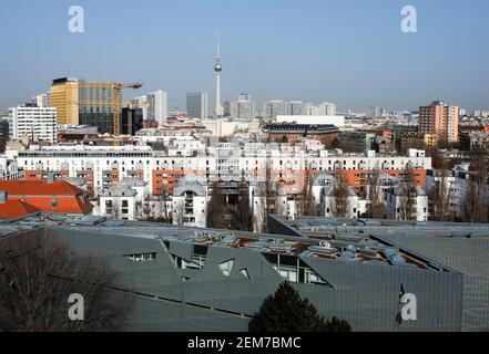 Berlin, Deutschland. Februar 2021, 23rd. Blick über das nach den Plänen von Daniel Libeskind in der Lindenstraße in Kreuzberg erbaute Jüdische Museum (Vorderseite) auf den Alexanderplatz mit Fernsehturm. Das Museum ist ein Ort des Dialogs und der Reflexion über jüdische Geschichte und Gegenwart in Deutschland. 2020 wurde eine neue Dauerausstellung eröffnet und 1700 wird 2021 Jahre jüdisches Leben in Deutschland gefeiert. Quelle: Jens Kalaene/dpa-Zentralbild/ZB/dpa/Alamy Live News Stockfoto