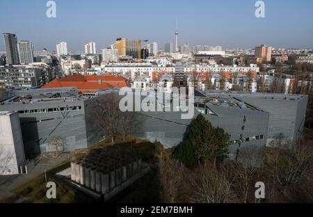 Berlin, Deutschland. Februar 2021, 23rd. Blick auf das Jüdische Museum, erbaut nach den Plänen von Daniel Libeskind in der Lindenstraße in Kreuzberg. Das Museum ist ein Ort des Dialogs und der Reflexion über jüdische Geschichte und Gegenwart in Deutschland. 2020 wurde eine neue Dauerausstellung eröffnet, die 1700 2021 Jahre jüdisches Leben in Deutschland feiert. Quelle: Jens Kalaene/dpa-Zentralbild/ZB/dpa/Alamy Live News Stockfoto